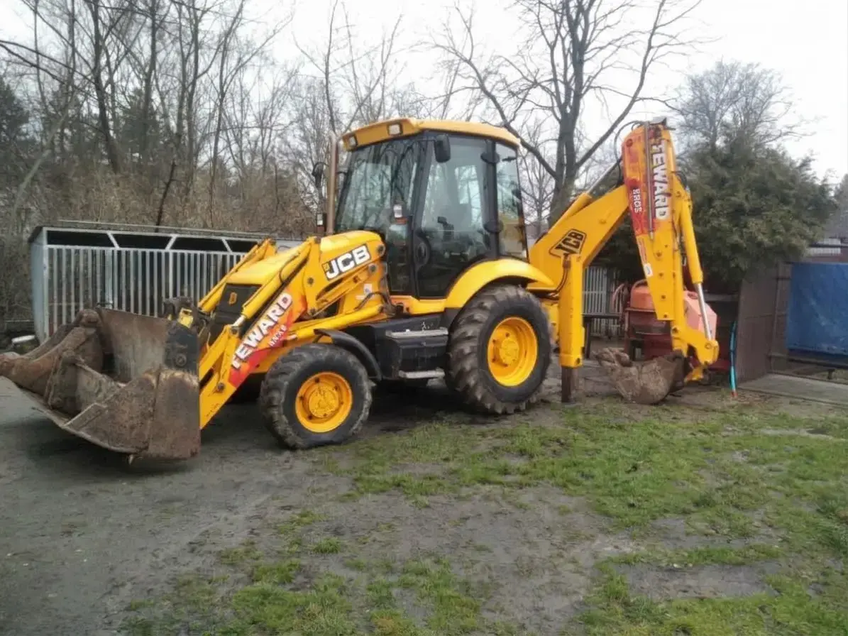 Żółta koparko-ładowarka JCB 3CX z boku, z łyżką ładowarki z przodu i ramieniem koparki z tyłu